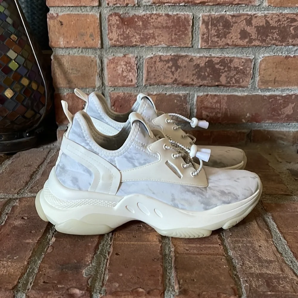 Steve Madden very clean